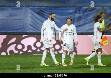 (L-R) Karim Benzema, Luka Modric (Real), 9. FEBRUAR 2021 - Fußball / Fußball : Benzema und Modric feiern nach Benzemas Tor beim spanischen 'La Liga Santander'-Spiel zwischen Real Madrid CF 2-0 Getafe CF im Estadio Alfred di Stefano in Madrid, Spanien. (Foto von Mutsu Kawamori/AFLO) Stockfoto