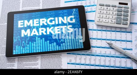 Ein Tablet mit Finanzdokumenten - Emerging Markets Stockfoto