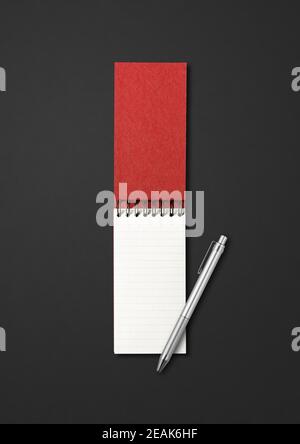 Blank offenes Spiral Notizbuch und Stift isoliert auf schwarz Stockfoto