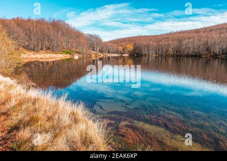 Farbenfrohe Panoramasicht auf den Baccio-See, zwischen den Apenninen in Mittelitalien Stockfoto