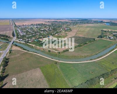 Blick von oben auf das kleine Dorf Stockfoto