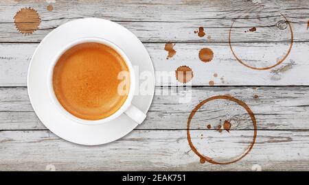 Kaffeetasse, Flecken und Tropfen auf Holztisch Stockfoto