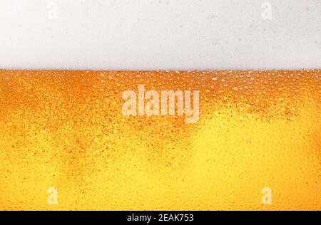 Nahaufnahme Hintergrund von Bier mit Blasen im Glas Stockfoto