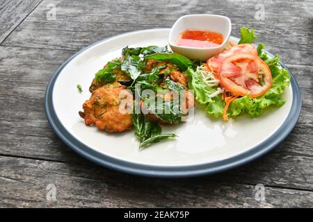 Thai frittierte Garnelenkuchen mit Salat Stockfoto