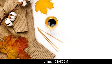 Herbststimmung. Leerer Grußkartenmockup. Parfümglas, bunte Ahornblätter. Weißer Tabellenhintergrund. Flach liegend, Draufsicht. Stockfoto