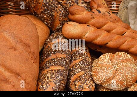 Frische Brote und Brote im Einzelhandel Stockfoto