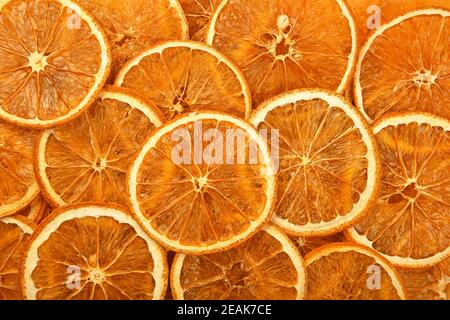 Nahaufnahme getrockneter Orangenchips auf dem Verkaufsdisplay Stockfoto