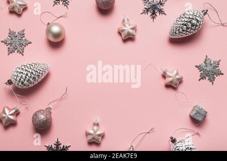 Weihnachtskarte. Geschenkboxen und Weihnachtsdekorationen Layout auf rosa Hintergrund, Draufsicht. Flach liegend Stockfoto