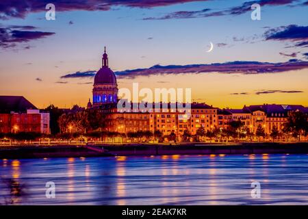 Mondaufgang in Mainz, Christuskirche und Rhein Stockfoto