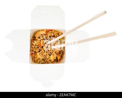 Gebratener Reis mit Garnelen und Essstäbchen in der Box Stockfoto