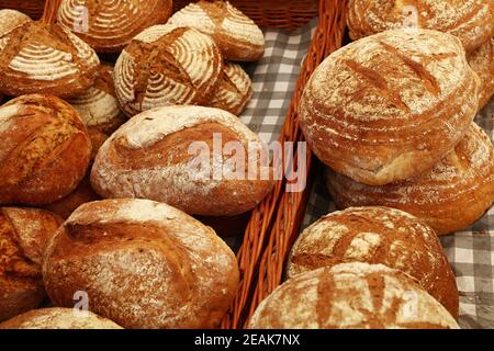 Verschiedene frische Brotlaibe im Einzelhandel Stockfoto