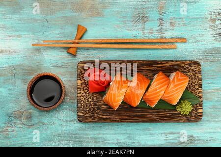 Ein Satz Lachs-Sushi-Rollen auf dem Tisch Stockfoto