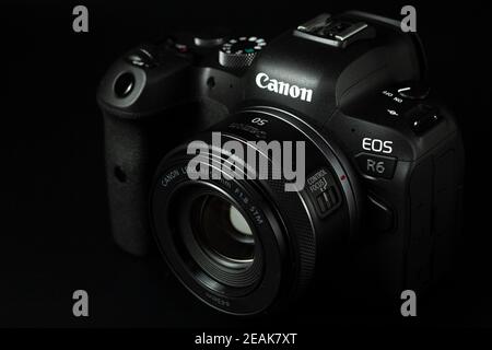 Canon r6 Digitalkamera Nahaufnahme, schwarzer Hintergrund, Blendung Stockfoto