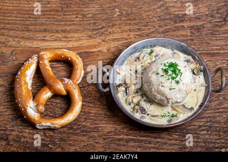 Brotknödel mit Sauce Stockfoto