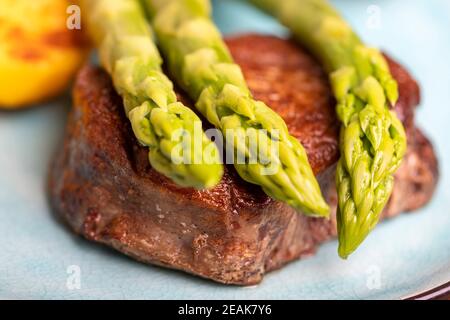 Spargel mit Kartoffeln und Steak Stockfoto