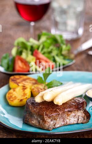 Spargel mit Kartoffeln und Steak Stockfoto