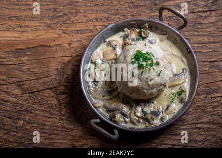 Brotknödel mit Sauce Stockfoto