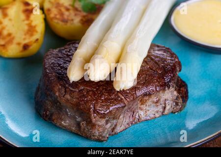 Spargel mit Kartoffeln und Steak Stockfoto