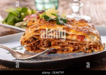 Portion Lasagne auf einer Platte Stockfoto