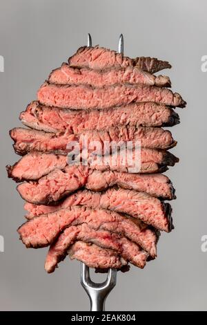 Scheiben ein Steak auf grauem Hintergrund Stockfoto