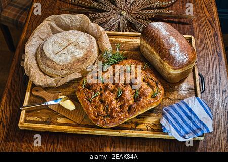 GROSSBRITANNIEN / England / frisch gebackener Roggen- und Weizenlaib hausgemachtes Sauerteigbrot / handwerklich hergestelltes Brot . Stockfoto