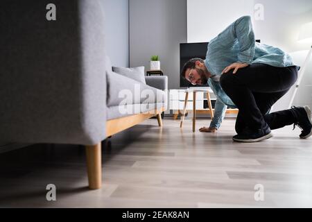 Habe Etwas Verloren Und Nach Dingen Gesucht Stockfoto