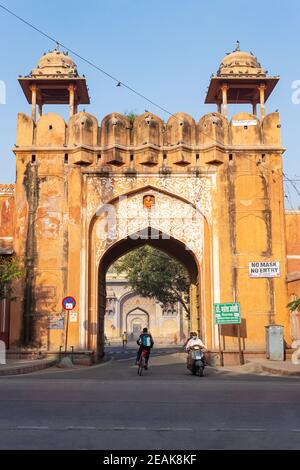 Haupteingang Tor von City Palace und Jantar Mantar Museum, Jaipur, Rajasthan, Indien. Stockfoto
