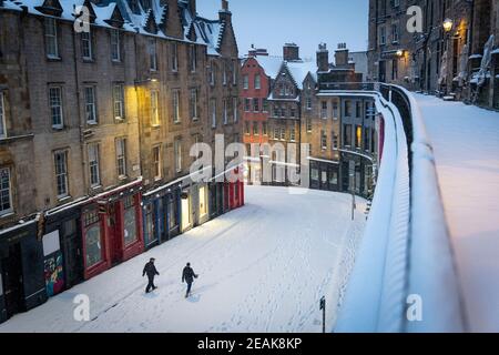 Edinburgh, Schottland, Großbritannien. Februar 2021, 10. Große Frost in Großbritannien mit schweren Nacht-und Morgenschnee in der Stadt weiter. Bild; verschneite Victoria Street am frühen Morgen. Iain Masterton/Alamy Live Nachrichten Stockfoto