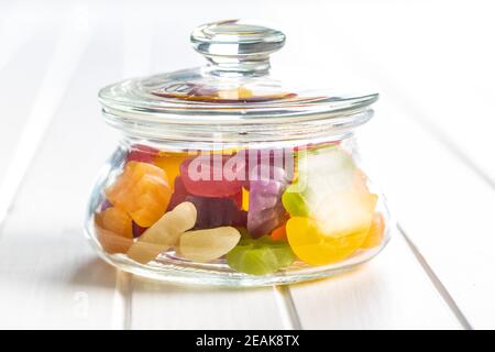 Bunte fruchtige Gelee Bonbons im Glas. Stockfoto