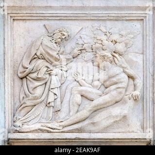 Erschaffung des Adam, Genesis Relief am Portal von St. Petronius Basilica in Bologna, Italien Stockfoto