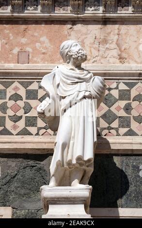 Statue des Propheten zugeschrieben Andrea Pisano, Portal an der Seitenwand der Cattedrale di Santa Maria del Fiore (Kathedrale der Heiligen Maria der Blume), Florenz, Italien Stockfoto