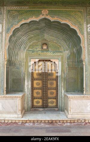 Green Gate in Pitam Niwas Chowk mit Ganesha in City Palace, Jaipur, Rajasthan, Indien. Stockfoto