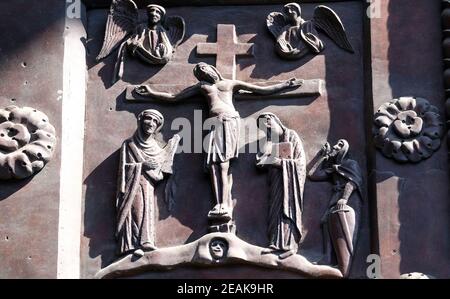 Kreuzigung von Bonanno Pisano aus die Bronzetüren der Cathedral St. Maria Himmelfahrt in Pisa, Italien Stockfoto