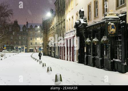 Edinburgh, Schottland, Großbritannien. Februar 2021, 10. Große Frost in Großbritannien mit schweren Nacht-und Morgenschnee in der Stadt weiter. PIC; leicht morgens in einem schneebedeckten Grassmarket. Iain Masterton/Alamy Live Nachrichten Stockfoto