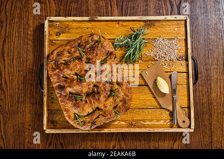 GROSSBRITANNIEN / England / frisch gebackenes Focaccia ist ein flaches, im Ofen gebackenes italienisches Brot/ die Herstellung von handwerklichem Brot. Stockfoto