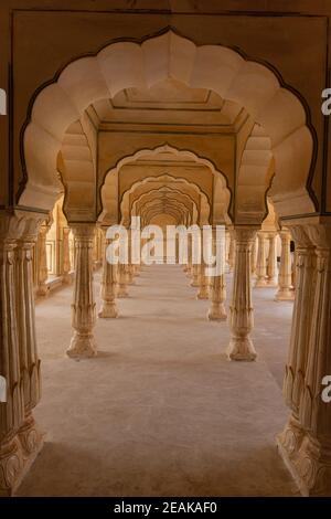 Kolonnade Durchgang mit gewölbten Säulen im Hall of Mirrors (Sheesh Mahal) am Amer Palace, Amber Fort, Jaipur, Rajasthan, Indien, Stockfoto