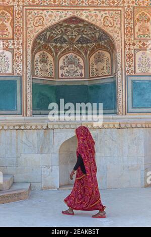 Frauen, die aus dem Sheesh Mahal Tor, Amber Palace, Jaipur, Rajasthan, Indien. Stockfoto