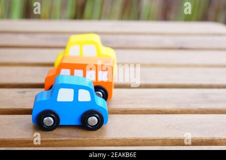 Hölzerne Spielzeugautos auf einem Tisch Stockfoto