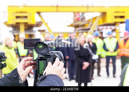 Pressekonferenz. Filmen von Medienereignissen mit einer Videokamera. Stockfoto