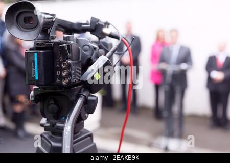 Filmen von Nachrichten oder Pressekonferenz mit einer Videokamera Stockfoto