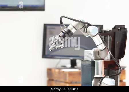 Industrielle Pick-and-Place, Einlegen, Qualitätsprüfung oder Maschine tending Roboterarm Stockfoto