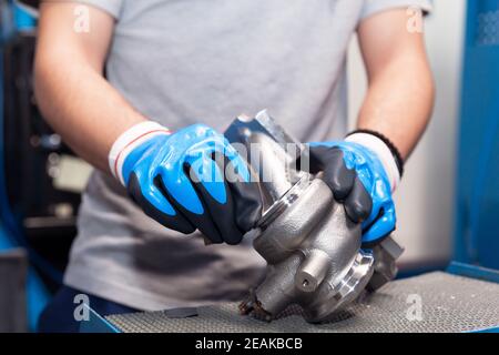 Manuelle Arbeiten in der Automobilindustrie Stockfoto