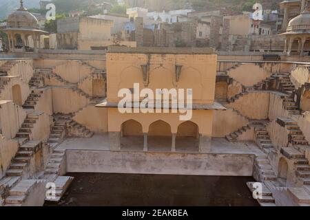 Panna Meena ka Kund, historischer Steppenbrunnen und Regenwasser-Einzugsgebiet, bekannt für seine malerischen symmetrischen Treppen. Jaipur, Rajasthan, Indien. Stockfoto