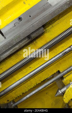 Abstrakter industrieller Hintergrund mit Metallstangen und Teilen Stockfoto