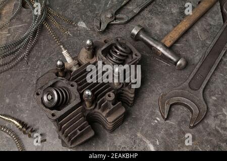 Alte Werkzeuge auf einem Vintage-Metallic-Hintergrund gesetzt Stockfoto