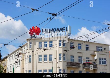 POZNAN, POLEN - 13. Jul 2017: Huawei Firmenlogo auf der Oberseite eines Gebäudes Stockfoto