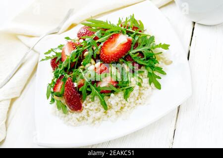 Salat mit Erdbeere und Couscous an Bord Stockfoto