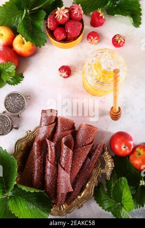 Beerenmarmelibe mit Erdbeeren und Chiasamen auf weißem Hintergrund. Honig und Chiasamen auf hellem Hintergrund. Honigstock. Gesunde Ernährung. Stockfoto