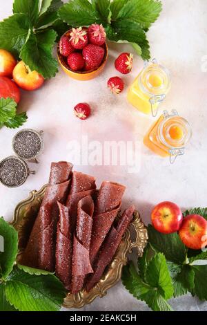 Beerenmarmelibe mit Erdbeeren und Chiasamen auf weißem Hintergrund. Honig und Chiasamen auf hellem Hintergrund. Gesunde Ernährung. Stockfoto