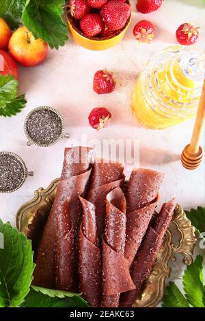 Beerenmarmelibe mit Erdbeeren und Chiasamen auf weißem Hintergrund. Honig und Chiasamen auf hellem Hintergrund. Honigstock. Gesunde Ernährung. Speicherplatz kopieren. Stockfoto